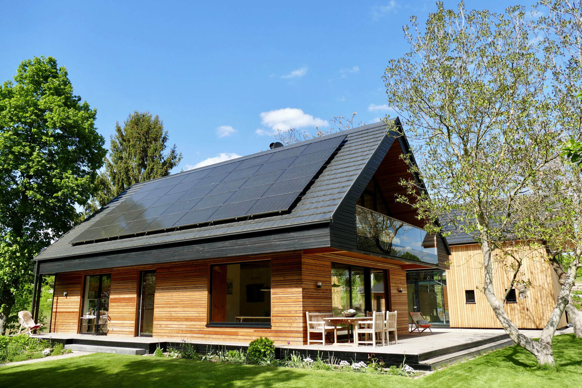 Holzhaus mit Photovoltaiksystem
