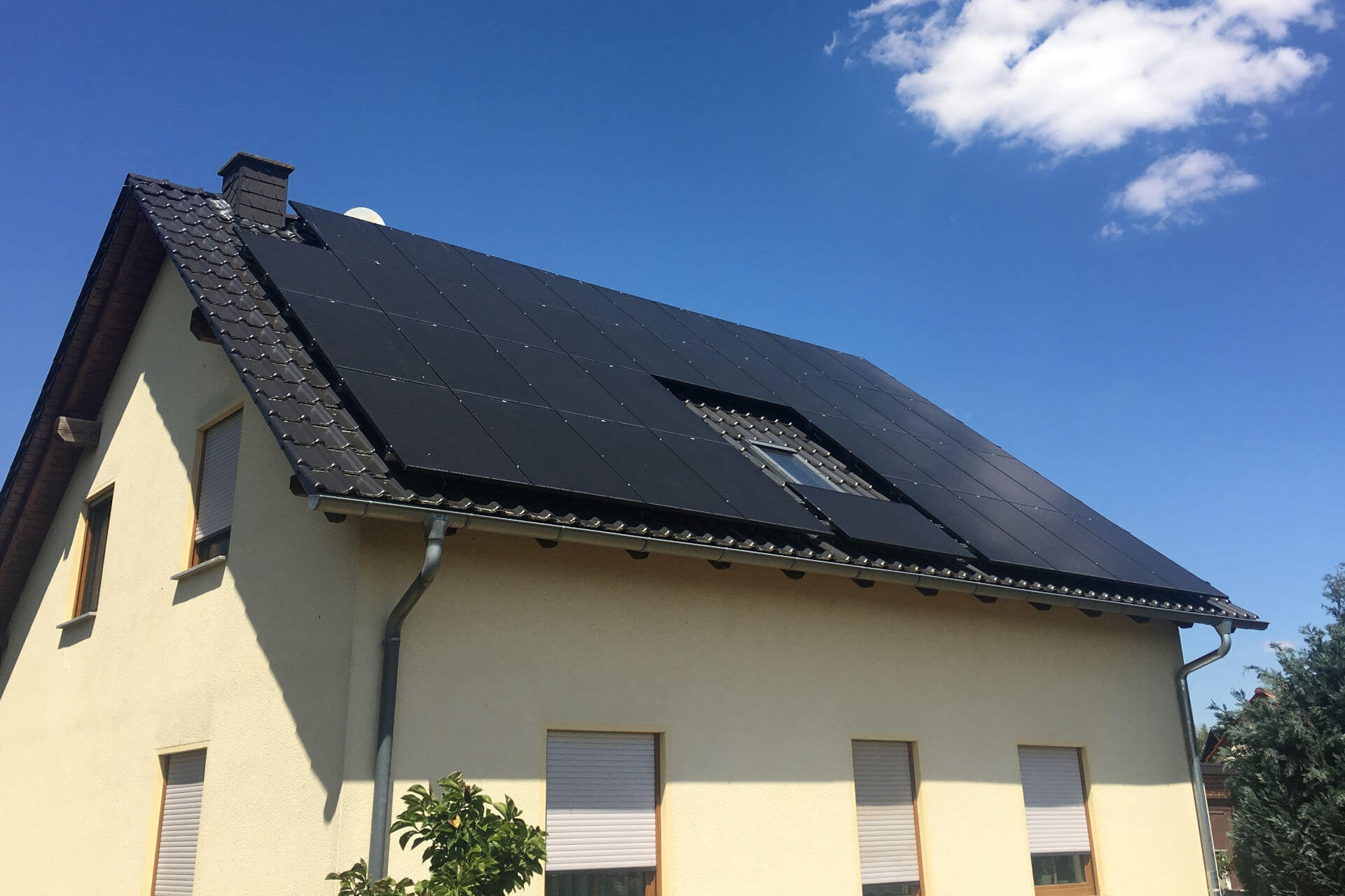 PV-System auf Satteldach eines Einfamilienhauses