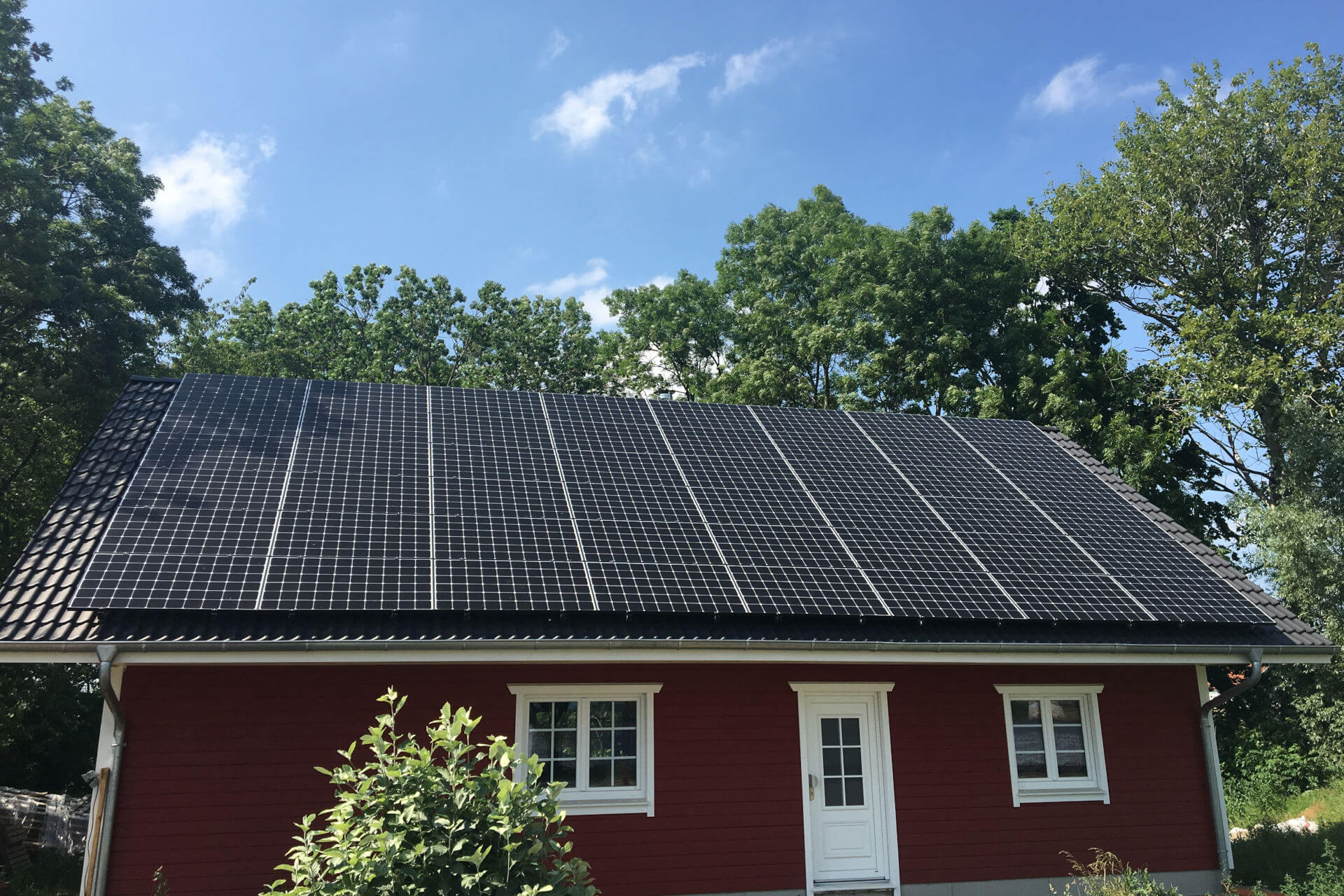 PV-System auf Satteldach eines Schwedenhauses