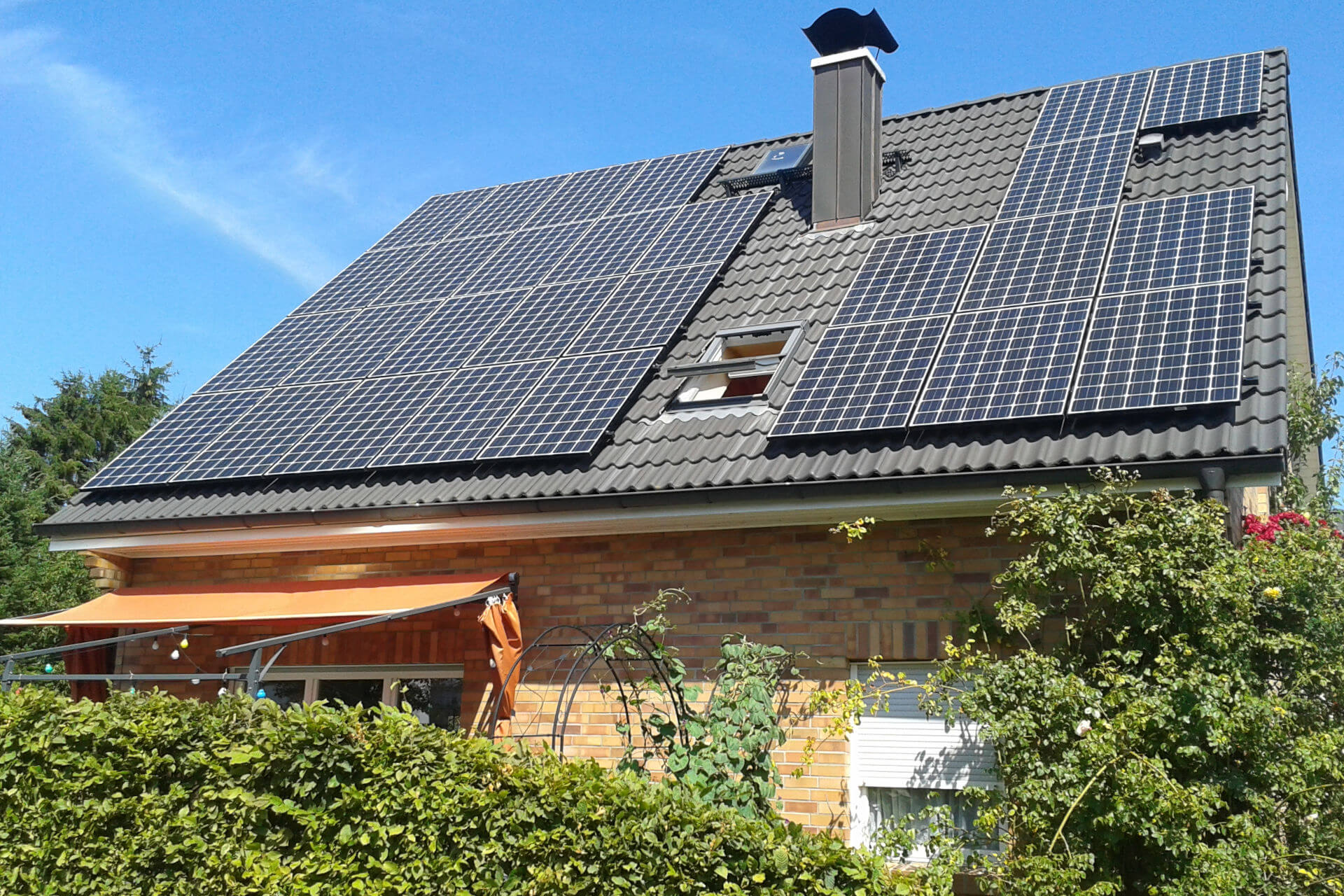 PV-System auf Süddach mit Störflächen