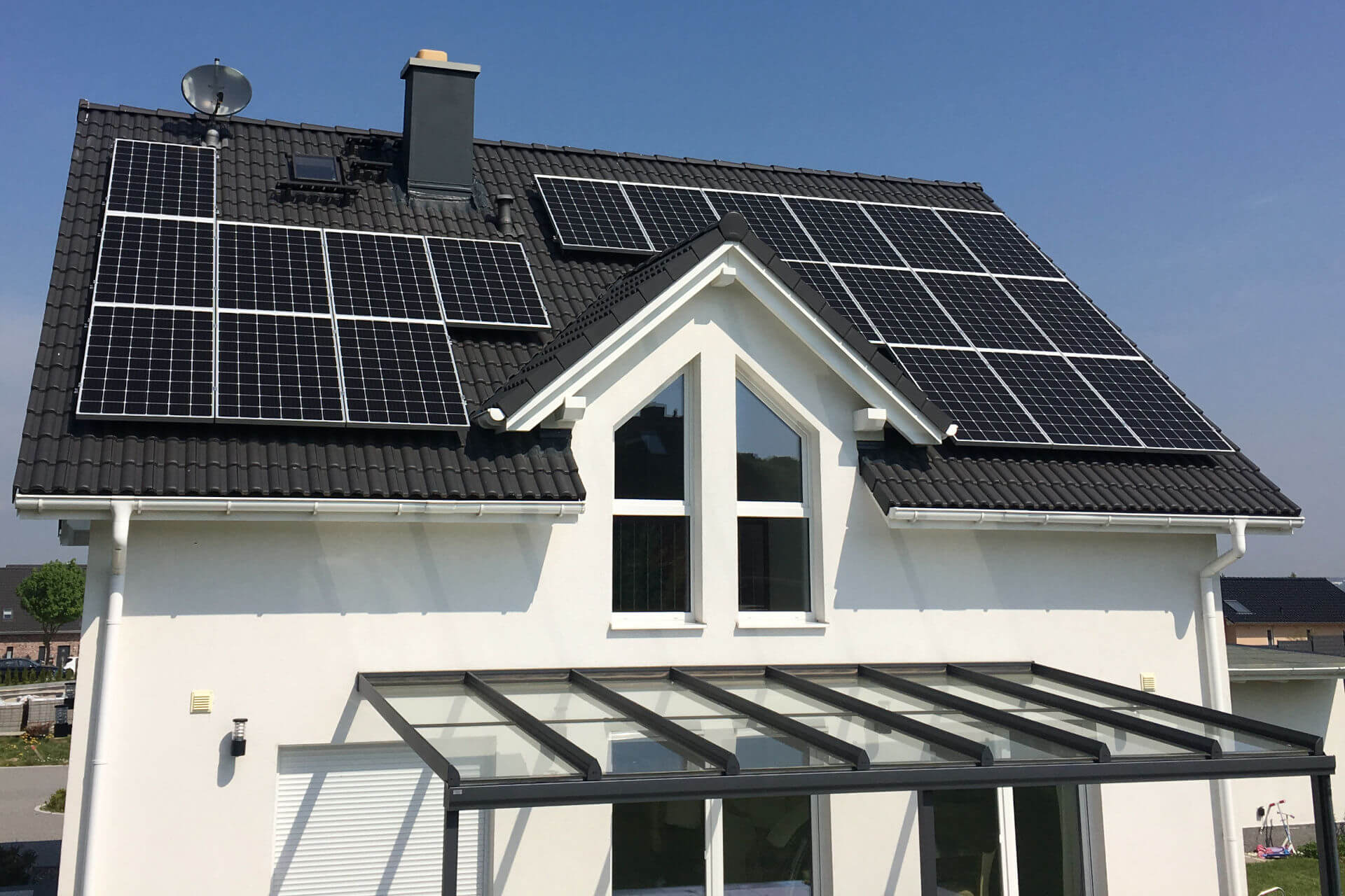 PV-System mit Batteriespeicher auf Einfamilienhaus