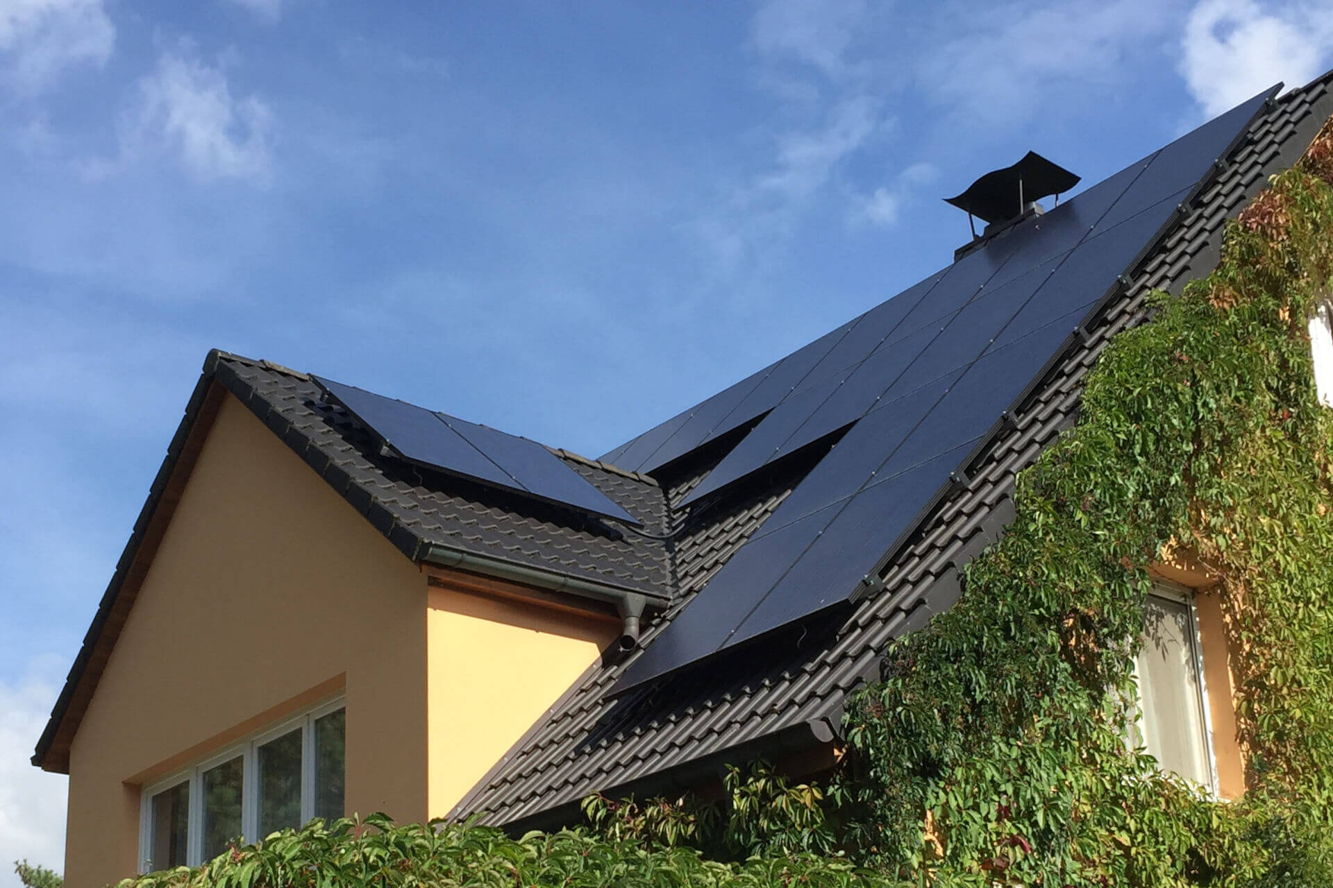 PV-System mit Fullblack-Modulen an einer Gaube