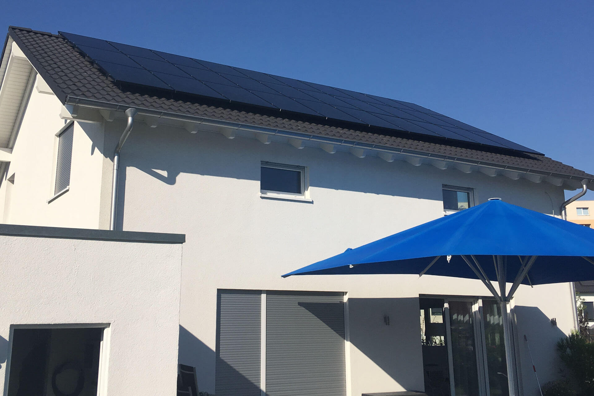 PV-System mit Fullblack-Modulen auf Einfamilienhaus