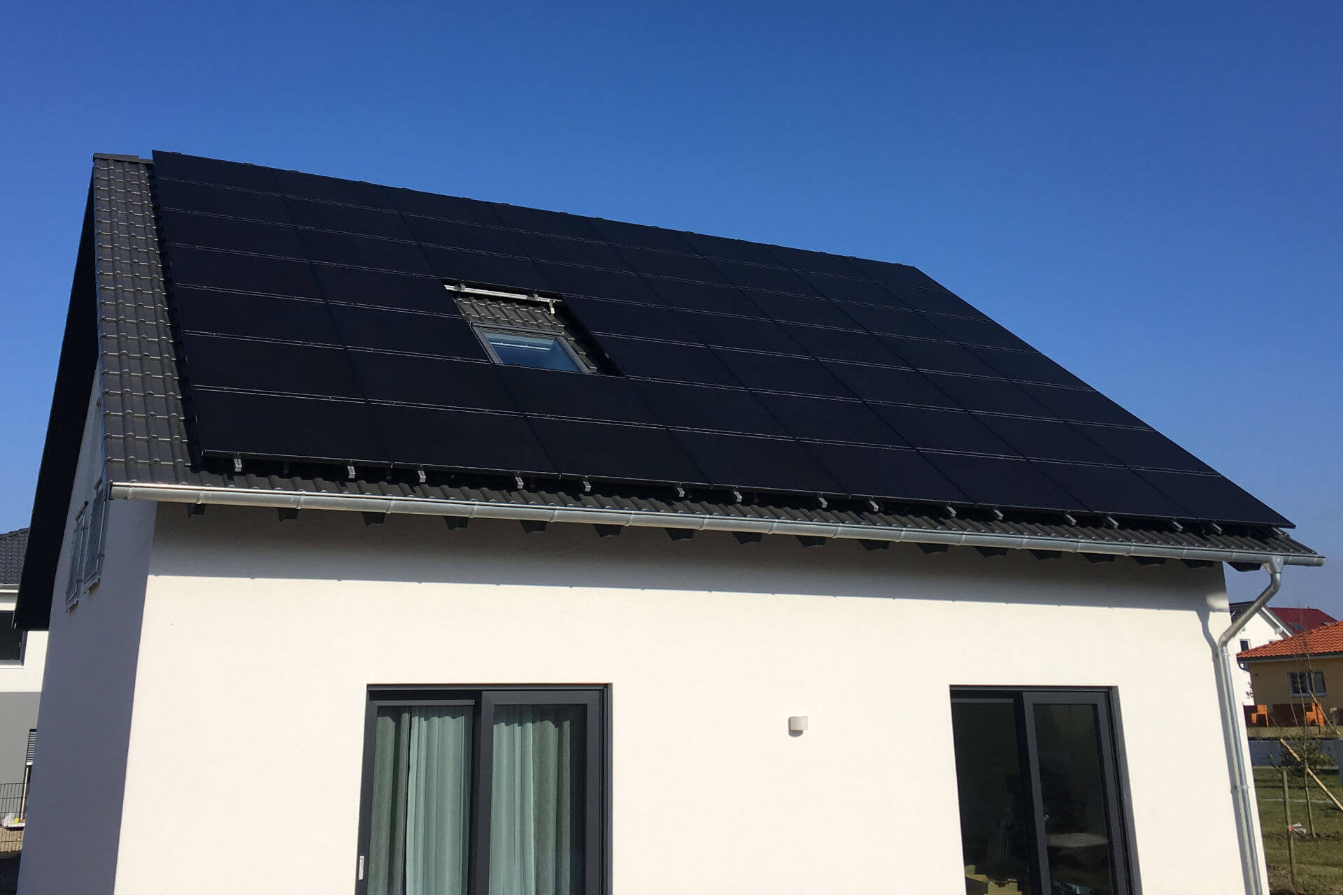 PV-System mit Fullblack-Modulen auf Satteldach eines Einfamilienhauses