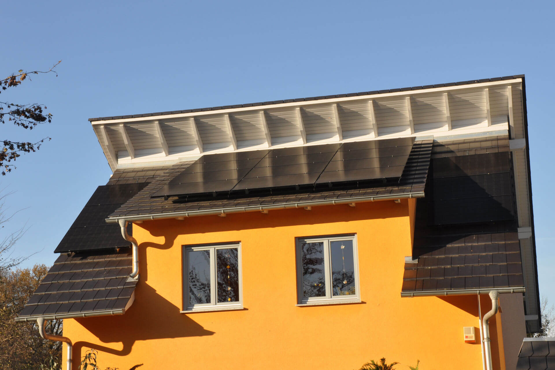 PV-System mit Fullblack-Modulen auf versetztem Pultdach