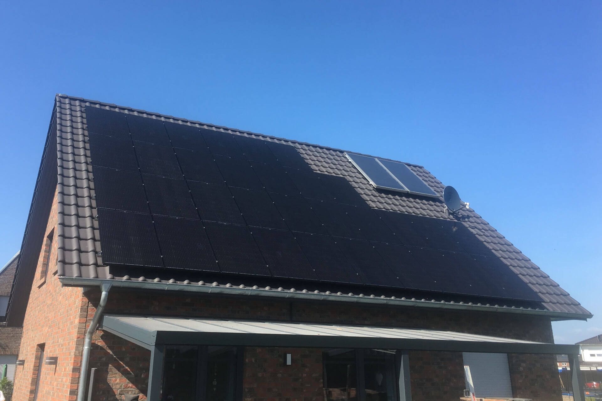 PV-System mit Fullblackmodulen auf Einfamilienhaus