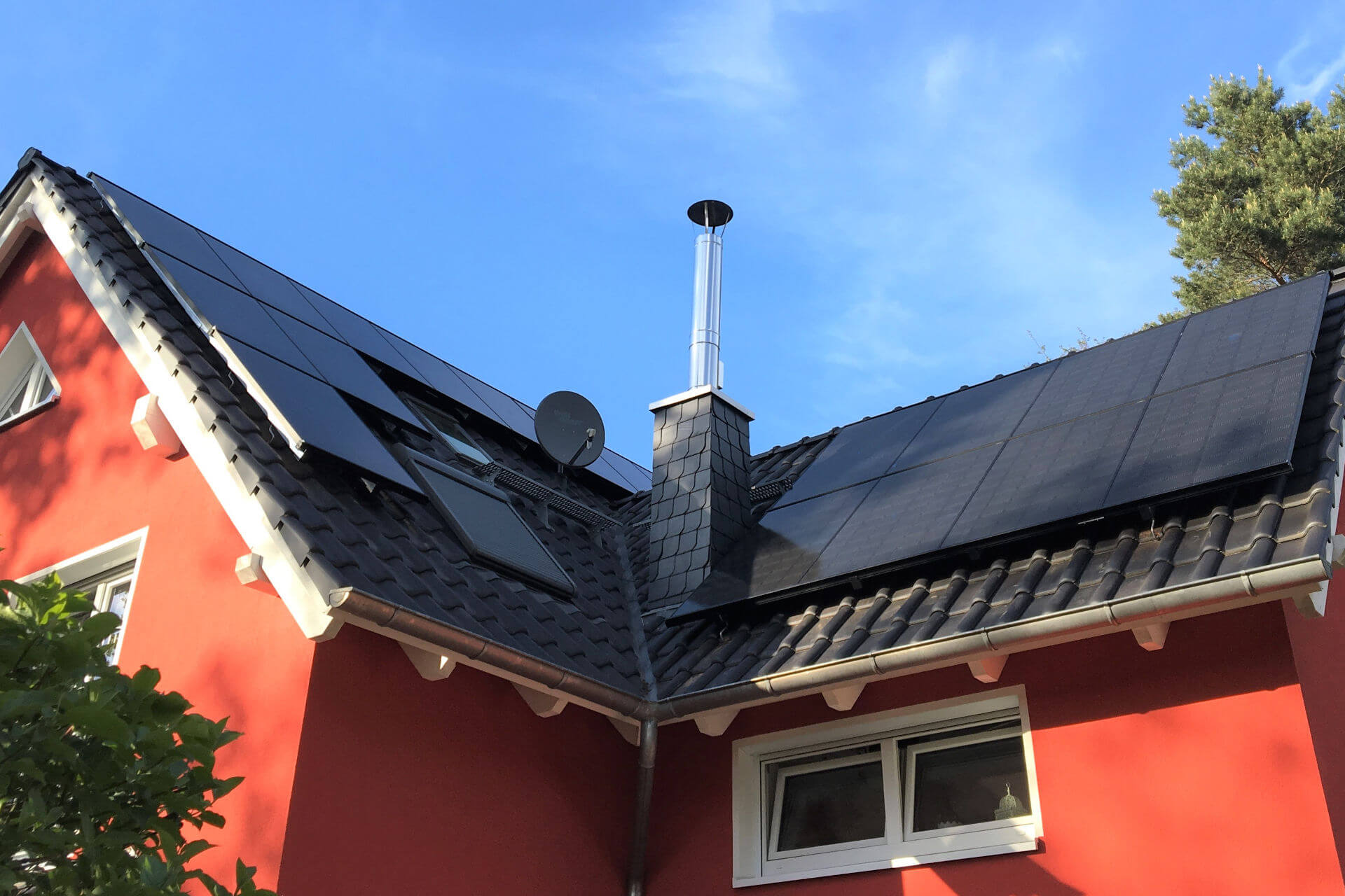 PV-System mit Speicher auf Einfamilienhaus mit Satteldach