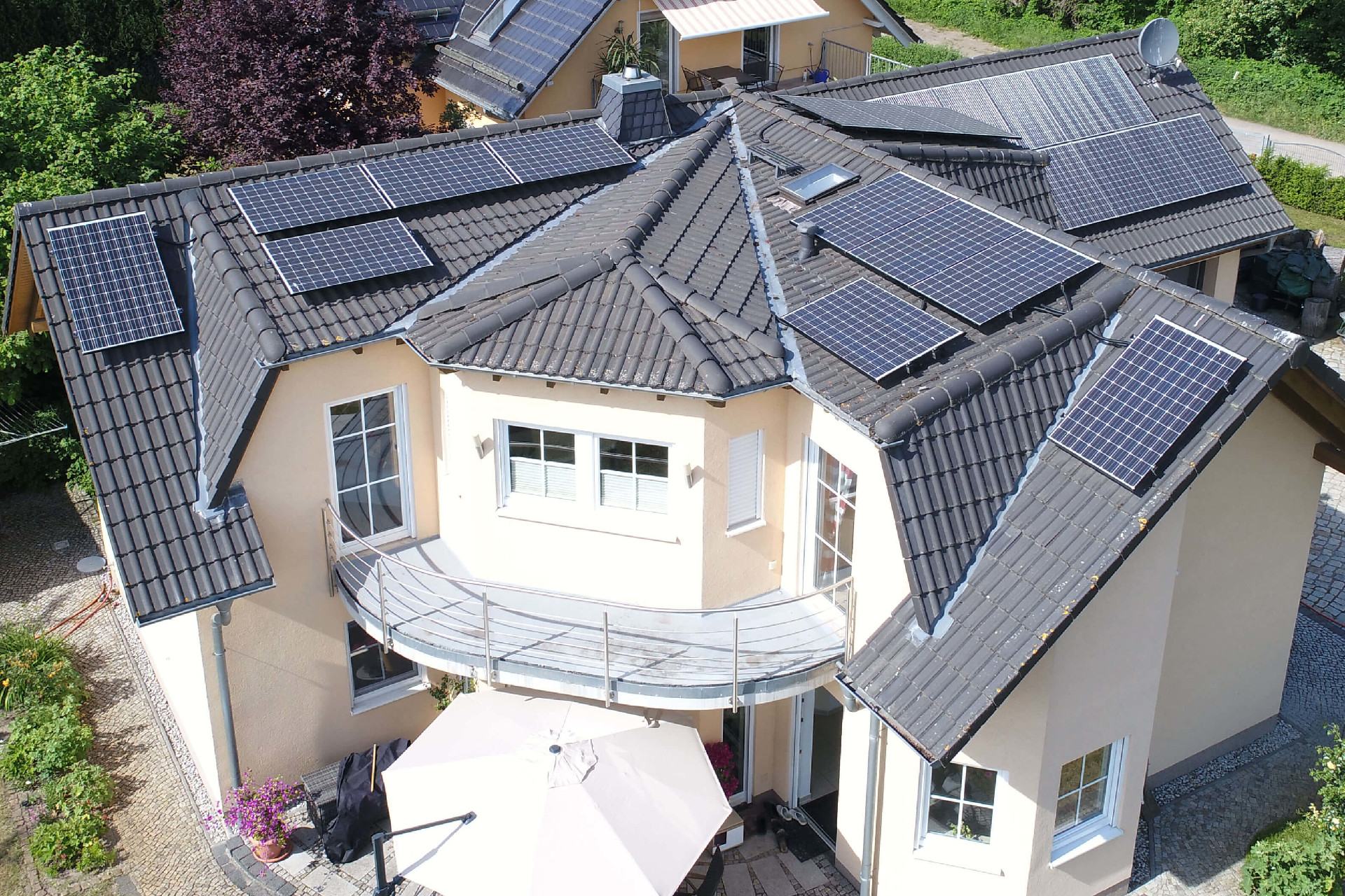 PV-System mit Speicher auf verschachteltem Dach