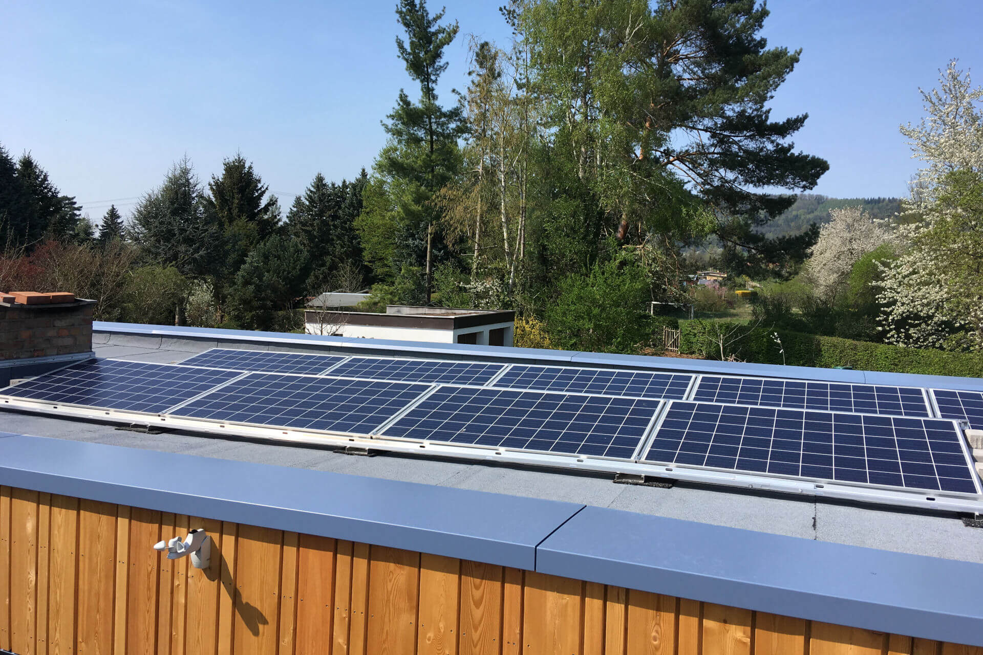 PV-System mit aufgeständerten Modulen auf Flachdach