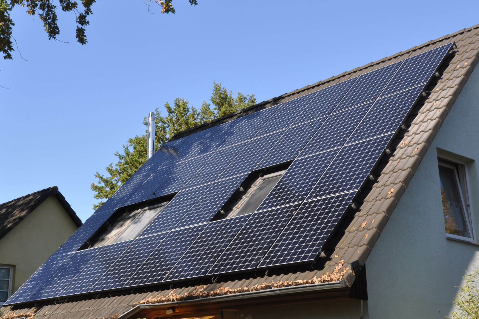 Photovoltaikanlage mit Speicher auf Einfamilienhaus