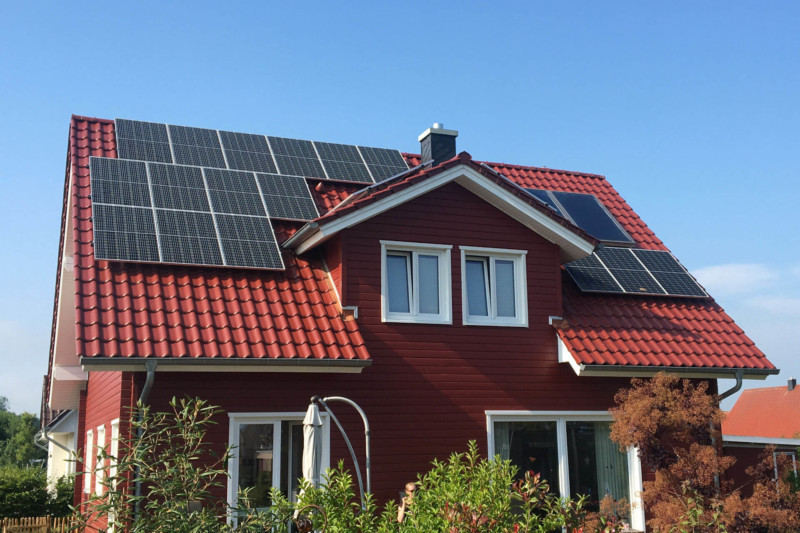 Schwedenhaus mit PV-Modulen auf Süddach